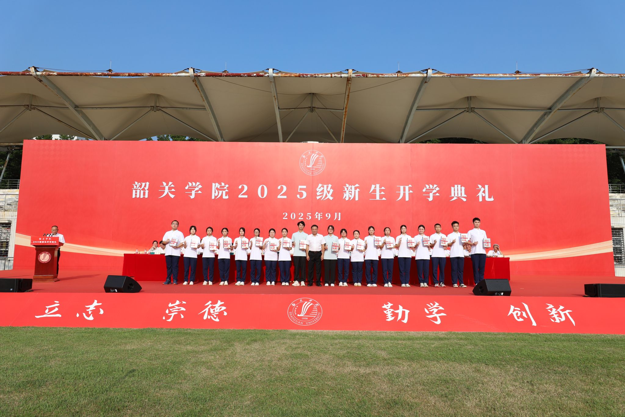 孔云龙向新生代表赠送校徽及“韶院盒子”.jpg 孔云龙向新生代表赠送校徽及“韶院盒子”.jpg