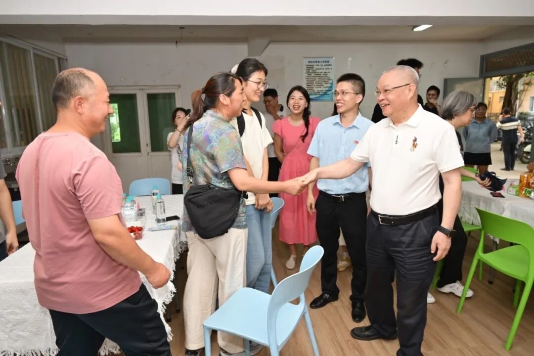 01校党委书记叶世满走访社区迎新点.jpg