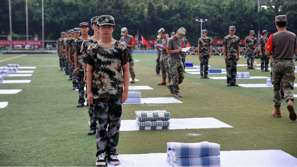 “破茧成‘叠’·精彩‘被’出”——之际德阳科贸职业学院叠军被大赛现场