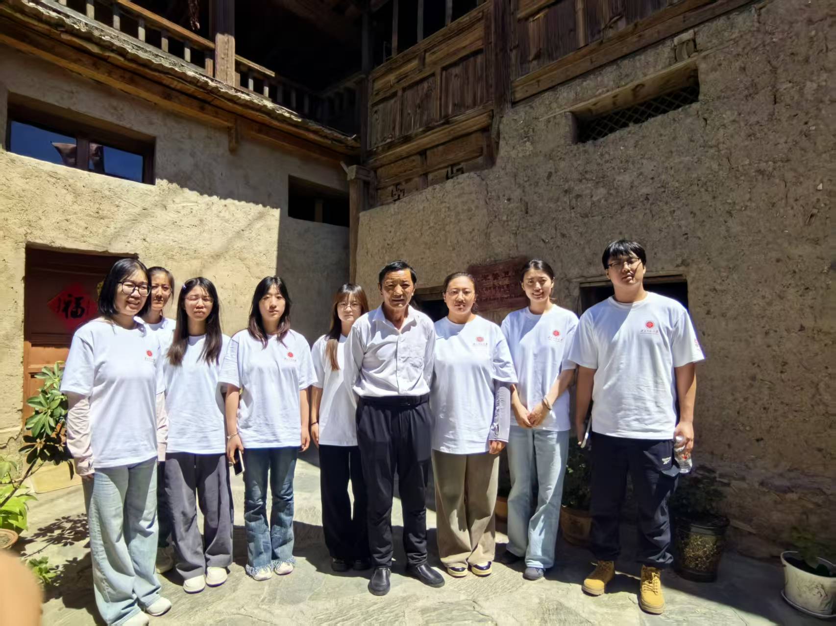 8茨日那毛泽东故居与前辈合影.jpg 8茨日那毛泽东故居与前辈合影.jpg