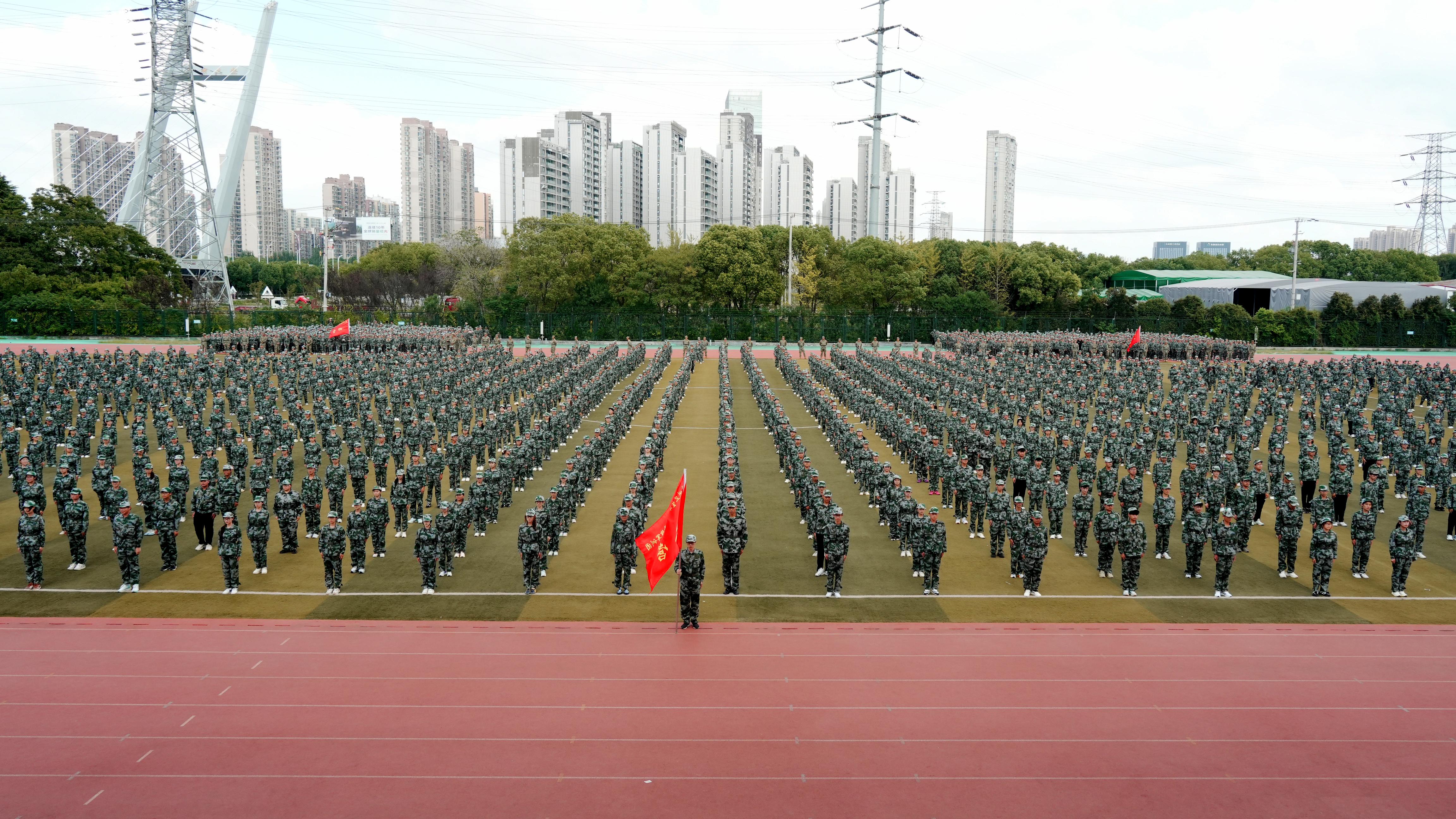 以青春之名 与祖国同行——学校隆重举行2025级新生开学典礼暨军训成果汇报会1（1）.jpg