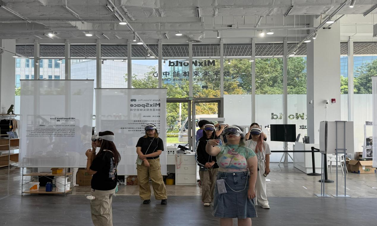 参观MixWorld数字未来体验中心.png