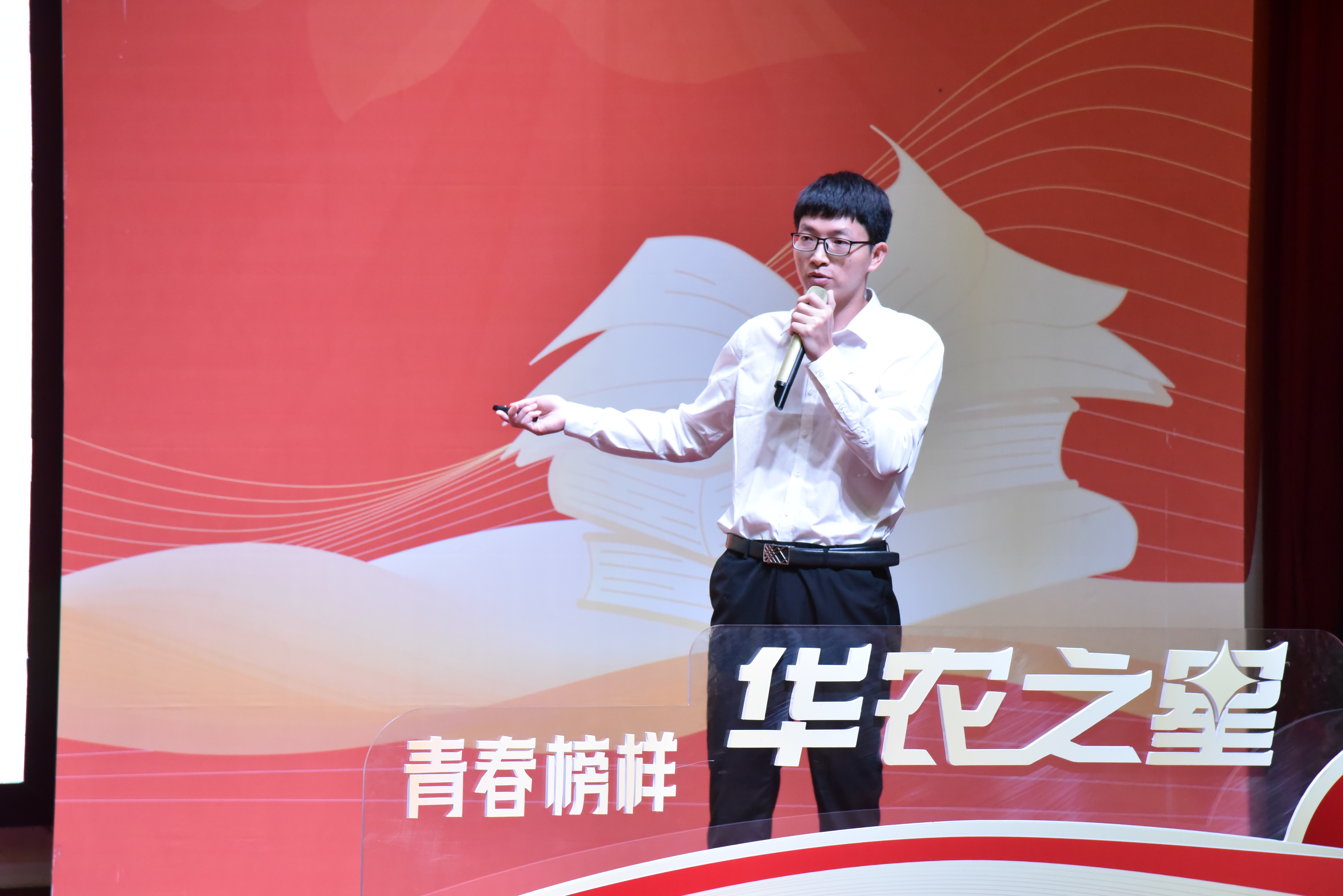 图4:华农之星进社区宣讲青春榜样故事(1).JPG 图4:华农之星进社区宣讲青春榜样故事(1).JPG