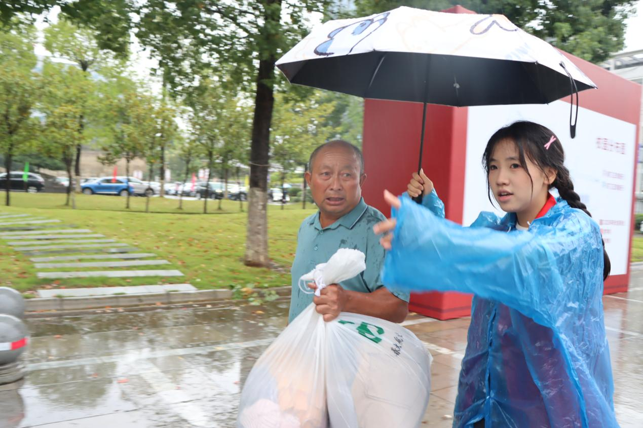 志愿者热心引导.png 志愿者热心引导.png