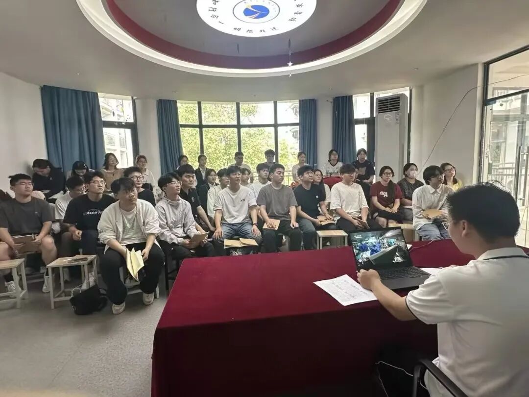 筑牢青年理想信念之基——党的创新理论学习主题讲座2.jpg 筑牢青年理想信念之基——党的创新理论学习主题讲座2.jpg