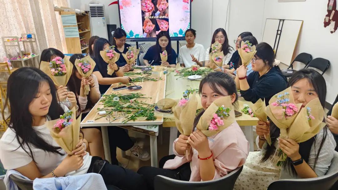 “艺绽五四,香韵润心”插花活动1.jpg “艺绽五四,香韵润心”插花活动1.jpg