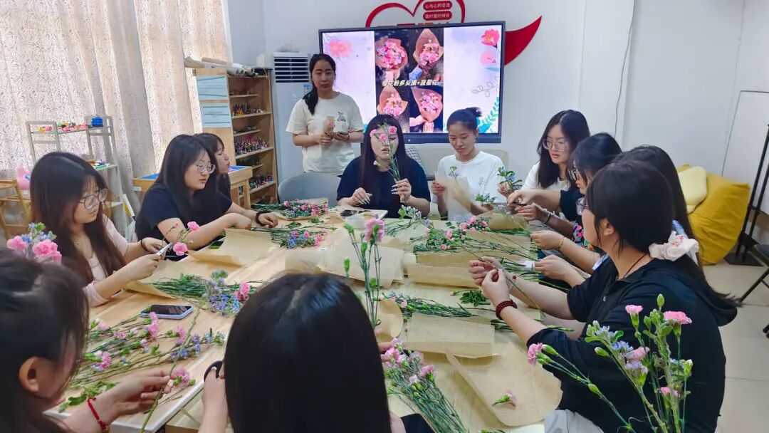 “艺绽五四,香韵润心”插花活动2.jpg “艺绽五四,香韵润心”插花活动2.jpg