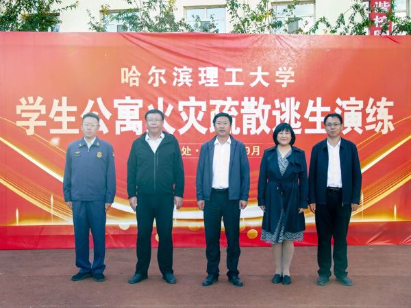 校领导和相关部门参加演练.jpg 校领导和相关部门参加演练.jpg