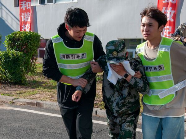 消防演练现场4.jpg 消防演练现场4.jpg