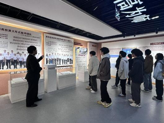 图4 电气工程学院开展“电亮初心”走读重工教育实践活动.png 图4 电气工程学院开展“电亮初心”走读重工教育实践活动.png