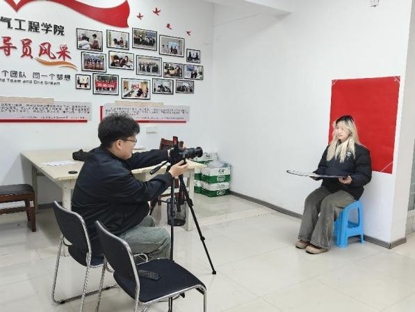 图6 电气工程学院开展“志愿拍证件照 定格青春风采”志愿活动.png 图6 电气工程学院开展“志愿拍证件照 定格青春风采”志愿活动.png