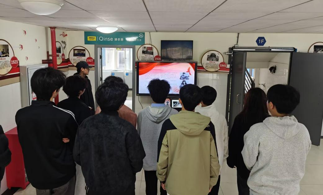 图8 电气工程学院开展“雷锋精神进社区”主题宣讲活动.png 图8 电气工程学院开展“雷锋精神进社区”主题宣讲活动.png