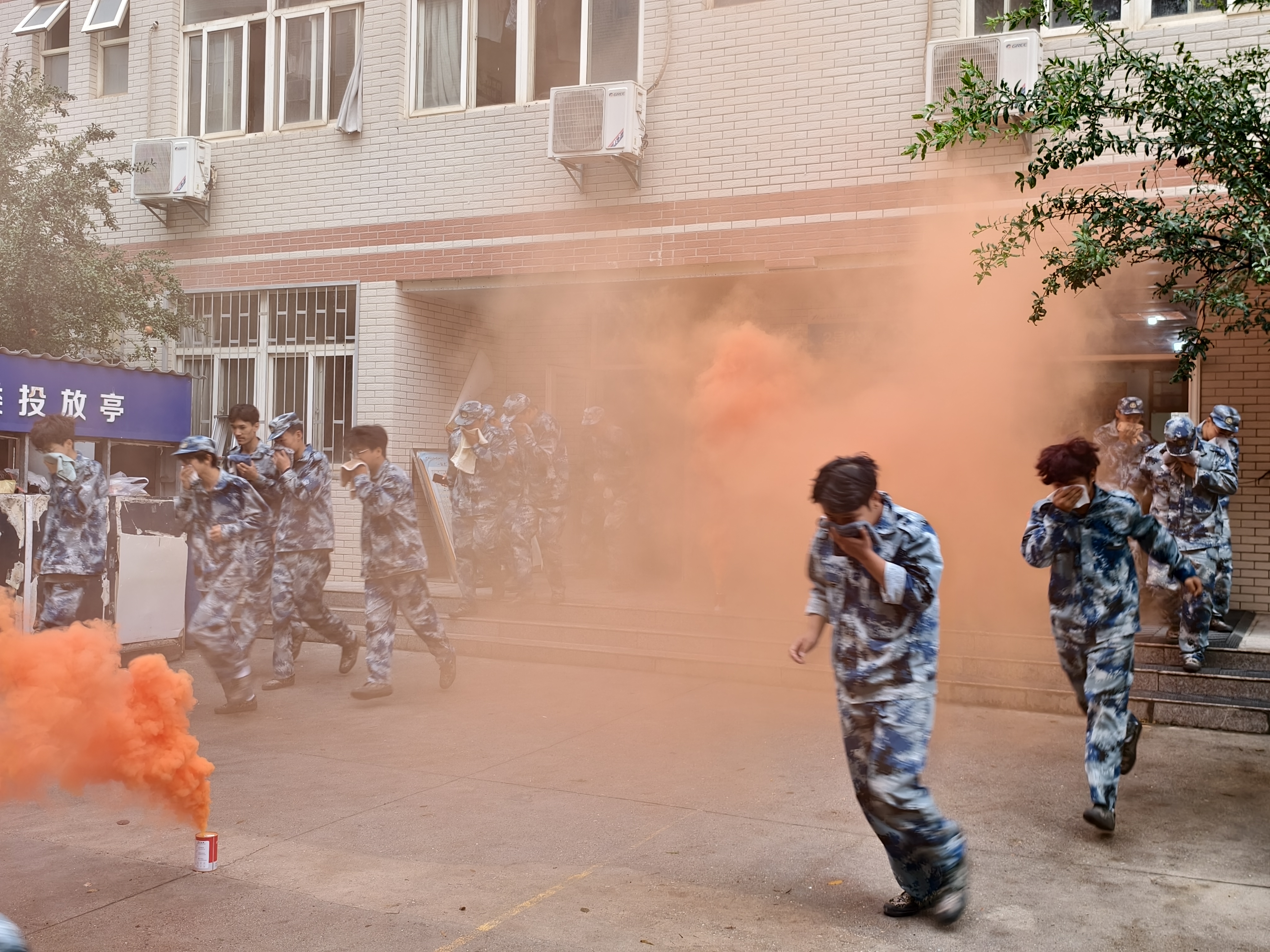 新生消防应急疏散演练.jpg 新生消防应急疏散演练.jpg