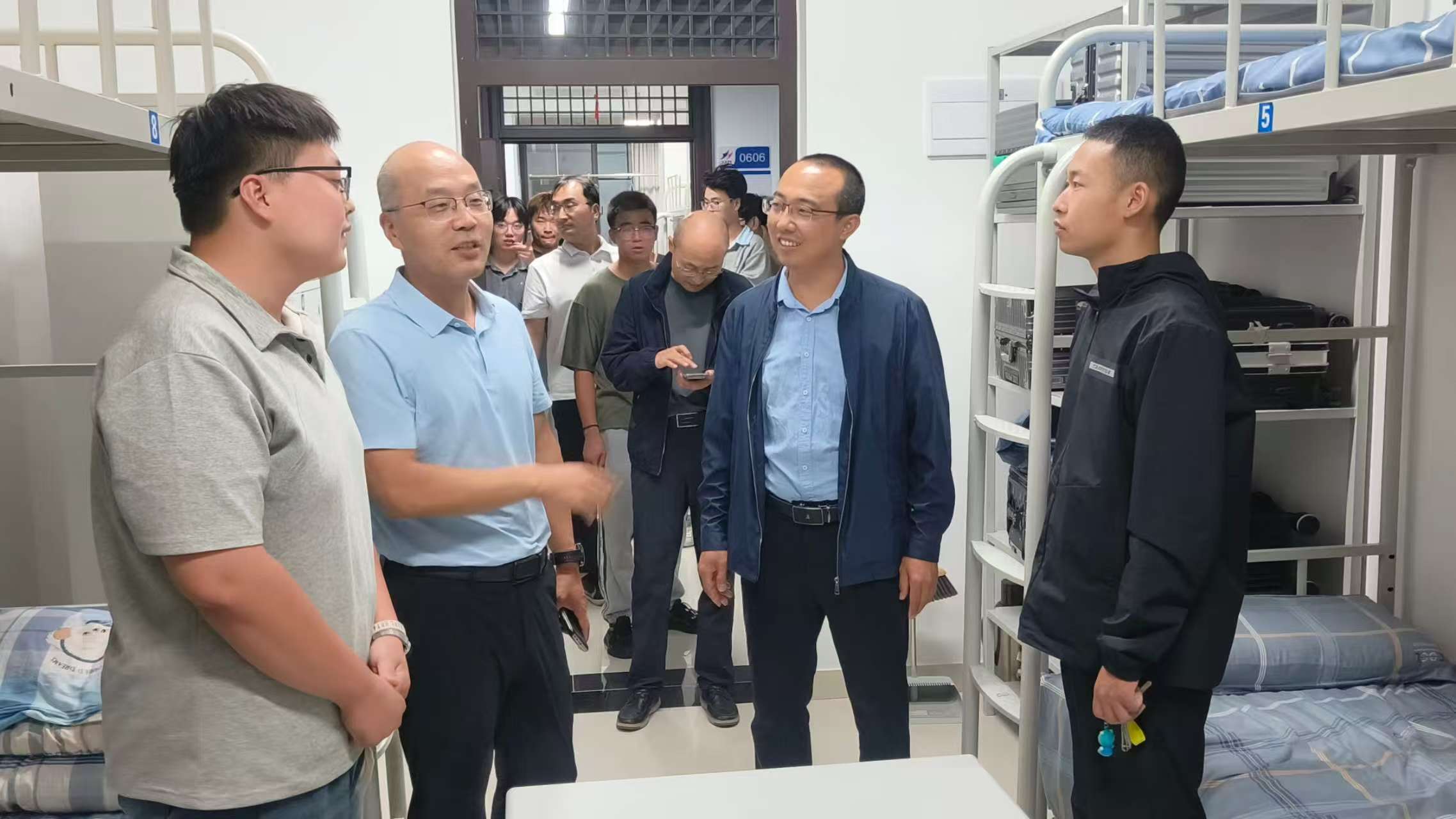 学校副校长邓志博走访新生宿舍.jpg 学校副校长邓志博走访新生宿舍.jpg