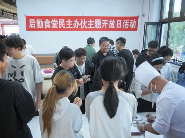 学生制作美食现场.jpg 学生制作美食现场.jpg