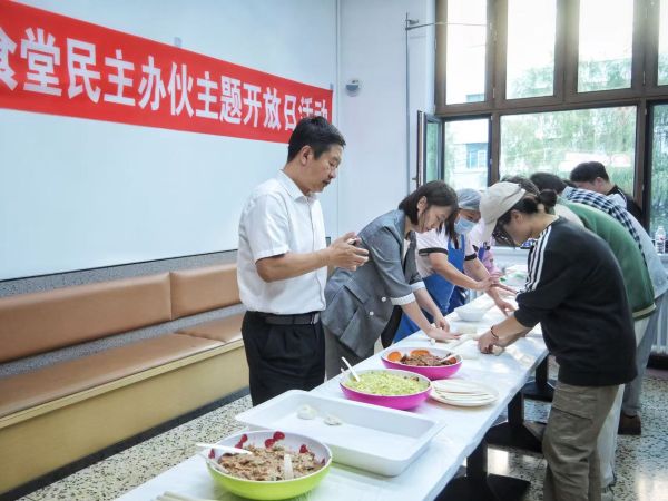 副校长林屹与学生共包饺子.jpg 副校长林屹与学生共包饺子.jpg