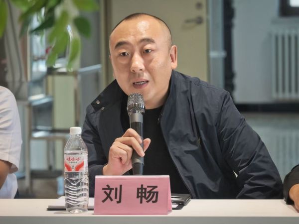 刘畅回答同学提问.jpg 刘畅回答同学提问.jpg