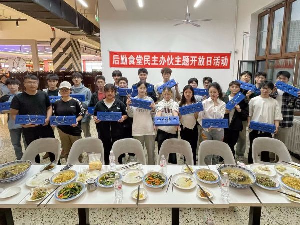 学生领取月饼礼盒.jpg 学生领取月饼礼盒.jpg