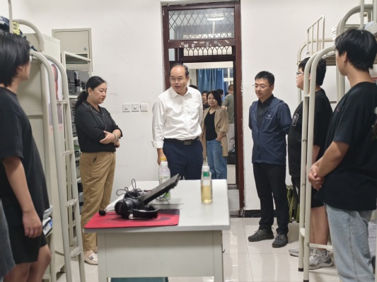 学校校长张敏华走访新生宿舍.jpg 学校校长张敏华走访新生宿舍.jpg