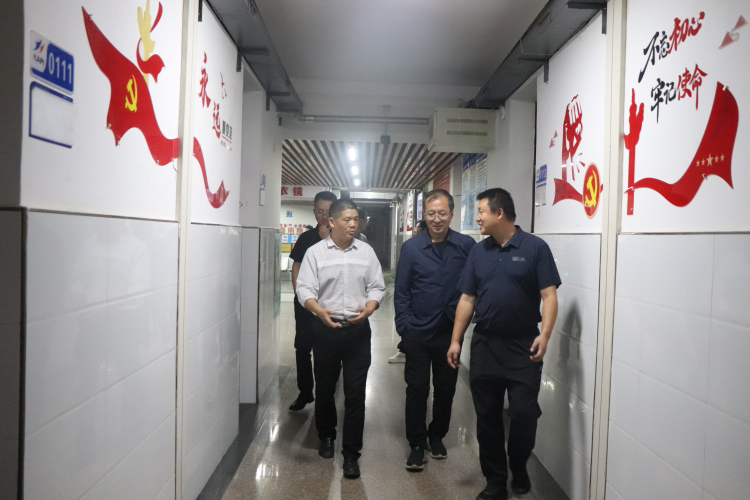 学校党委副书记王宏斌走访新生宿舍.png 学校党委副书记王宏斌走访新生宿舍.png