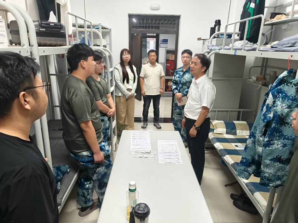学校副校长郭红星走访新生宿舍.jpg 学校副校长郭红星走访新生宿舍.jpg