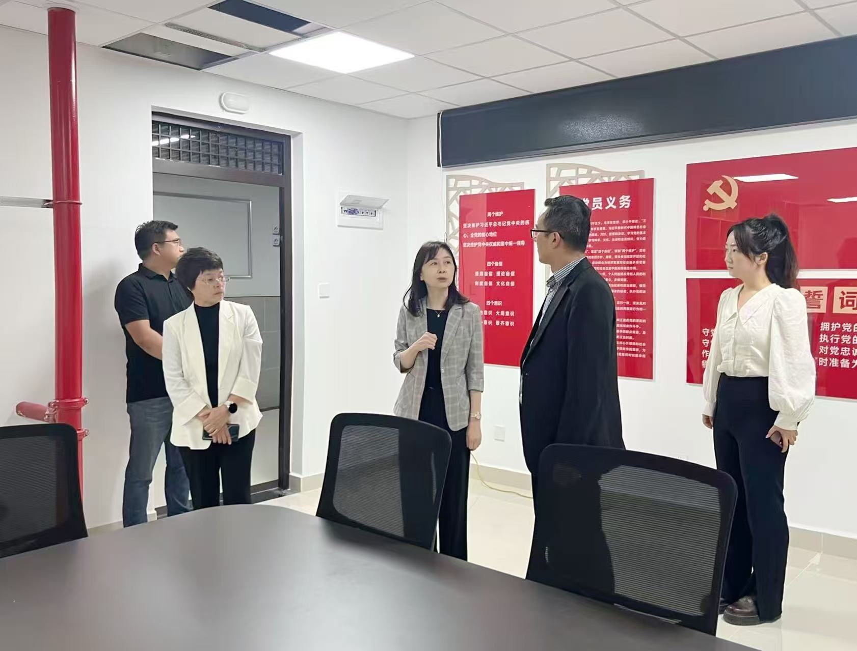 学校党委书记金文走访学生宿舍.jpg 学校党委书记金文走访学生宿舍.jpg