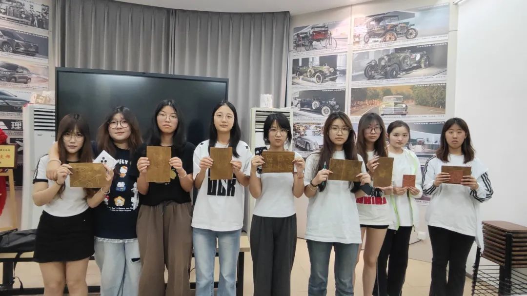 非遗皮雕手工艺体验暨青马工程培训会2.jpg 非遗皮雕手工艺体验暨青马工程培训会2.jpg