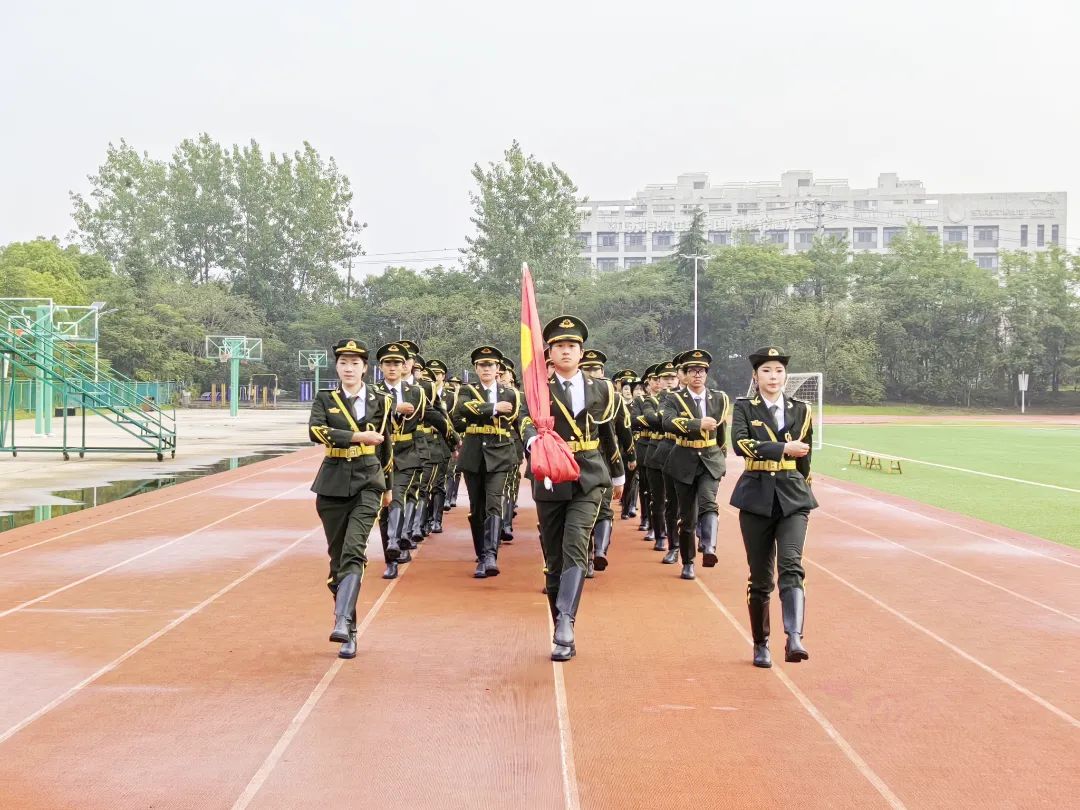 “国旗引领迷彩路，淬火青春报国行”升国旗仪式1.jpg