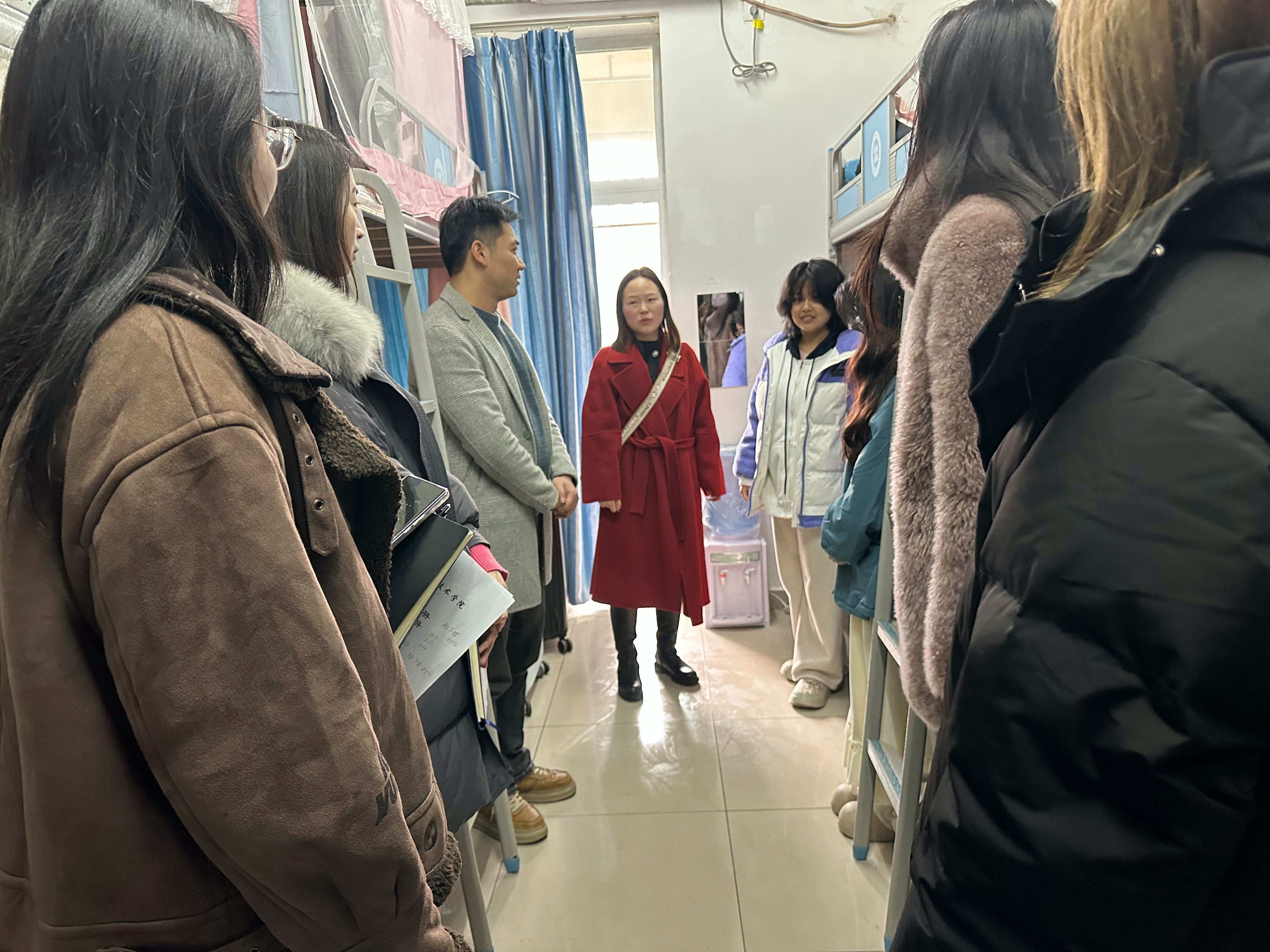 学院书记走访学生宿舍(1).png