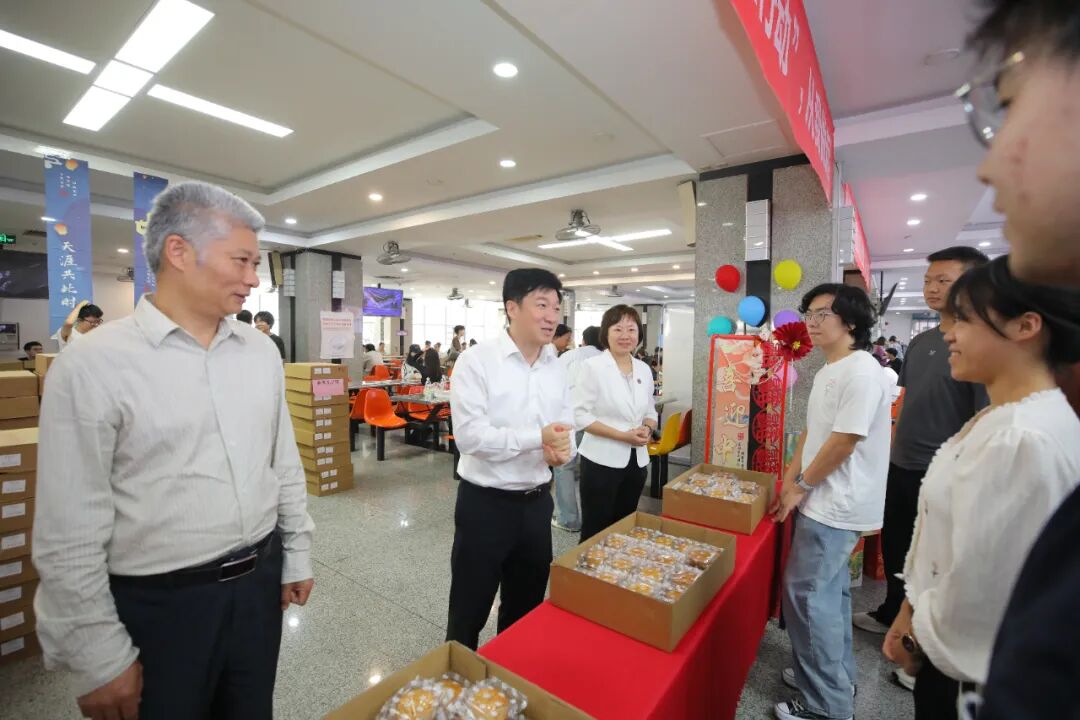 校长郝继辉、校党委副书记陈茉、副校长秦贤宝等校领导为学生送月饼.jpg