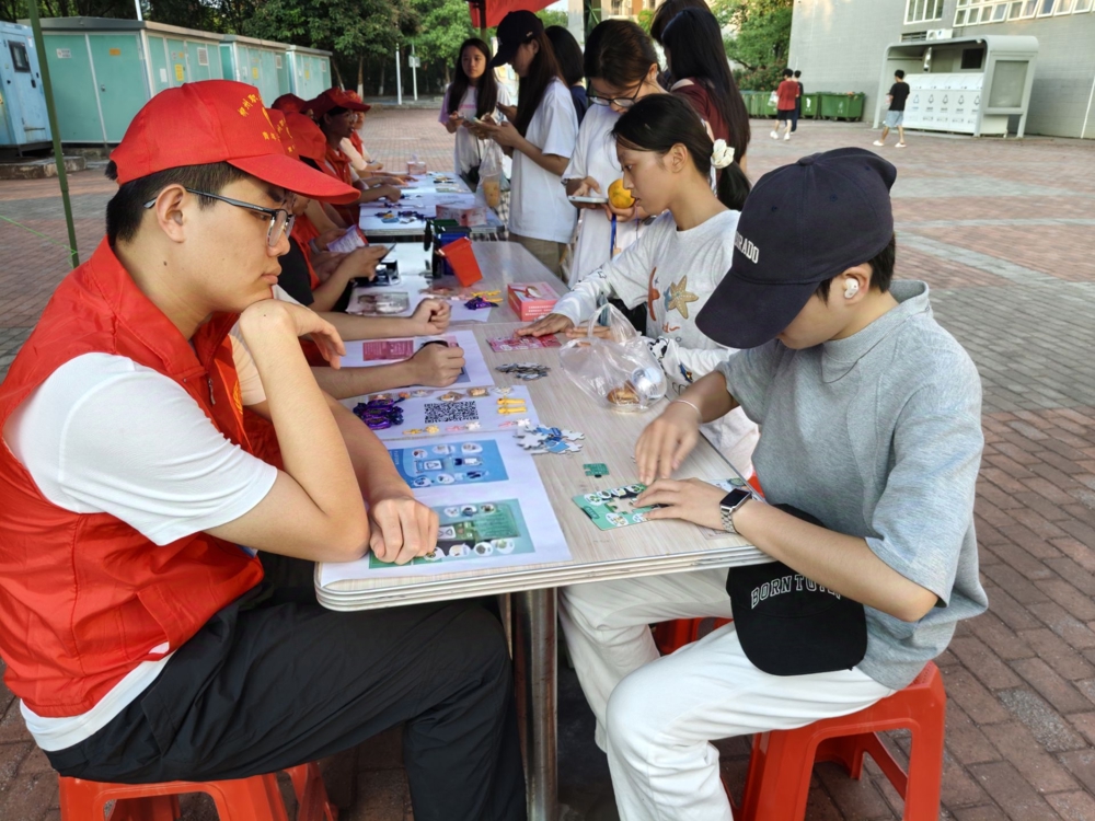 “考眼力,小拼图”环节.jpg “考眼力,小拼图”环节.jpg