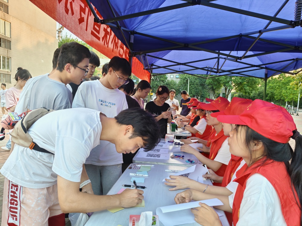 同学们写下绿色环保的标语.jpg 同学们写下绿色环保的标语.jpg