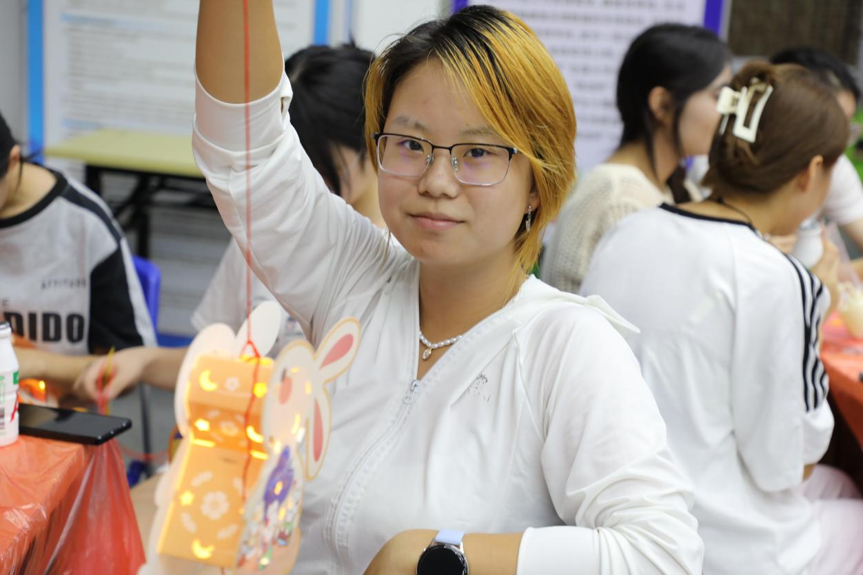 石榴籽中秋4.png 石榴籽中秋4.png