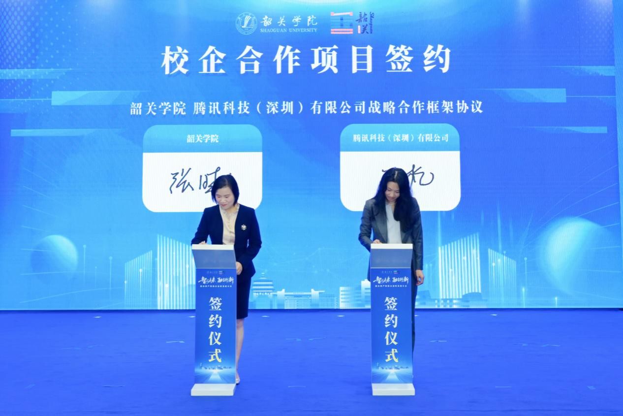 张晓红与腾讯云副总裁、腾讯教育行业负责人石梅签署合作协议.jpeg 张晓红与腾讯云副总裁、腾讯教育行业负责人石梅签署合作协议.jpeg