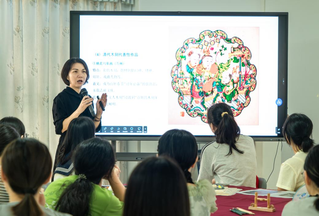 罗海英介绍木版画历史.png 罗海英介绍木版画历史.png