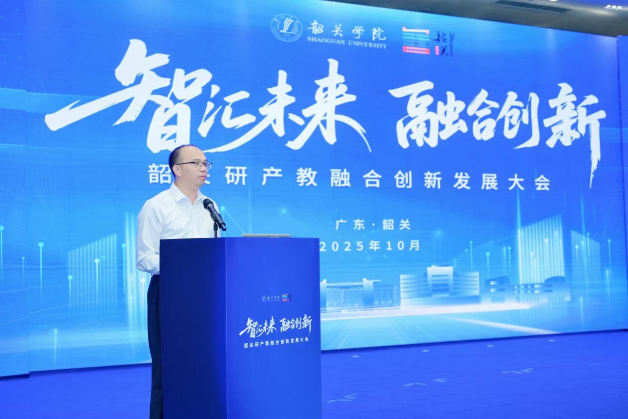 郭会时主持院士主旨报告环节.jpeg 郭会时主持院士主旨报告环节.jpeg