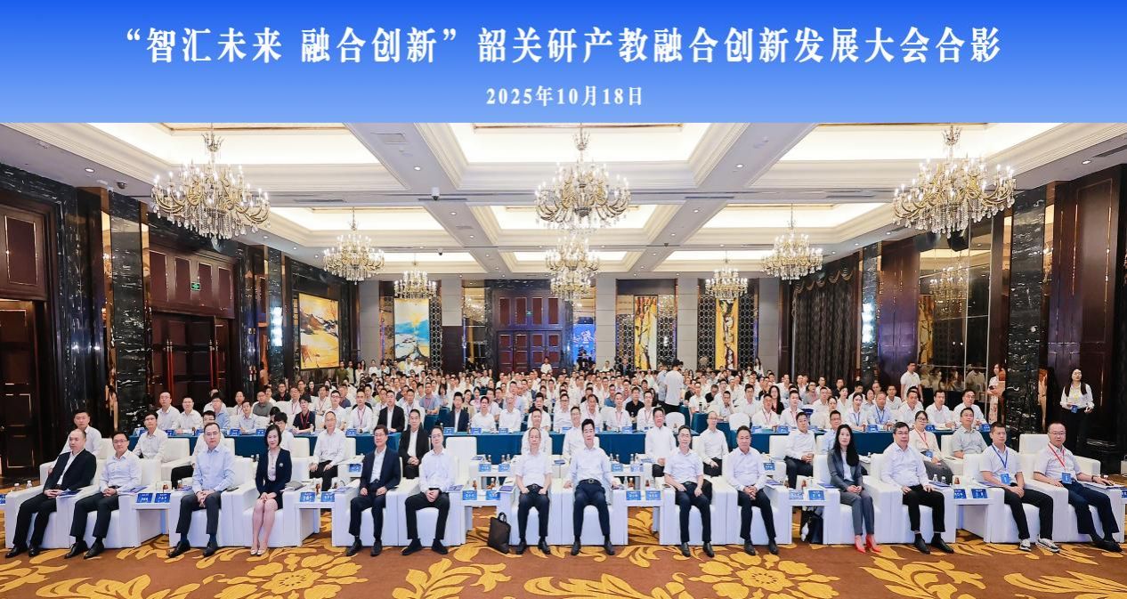 合影.jpeg 合影.jpeg