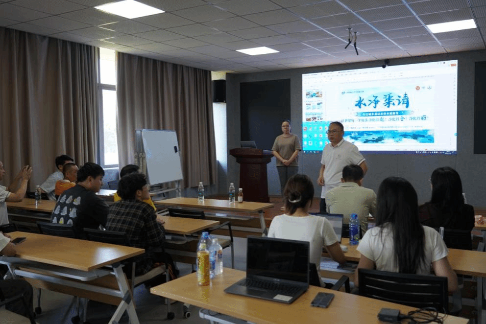 张晓红、田广增对参赛项目学生团队进行指导及鼓励2.png 张晓红、田广增对参赛项目学生团队进行指导及鼓励2.png