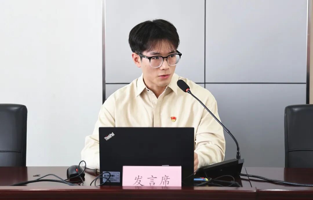 座谈会发言人4.jpg 座谈会发言人4.jpg