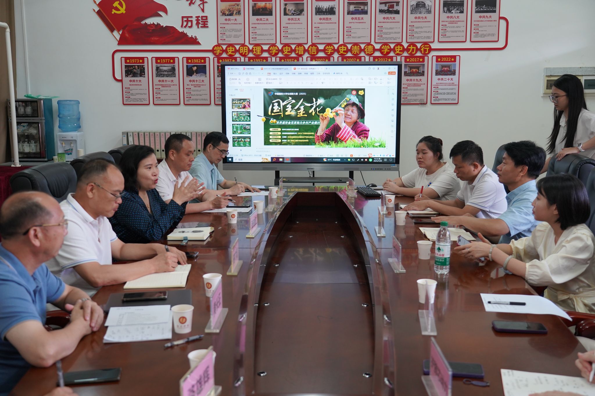 张晓红、田广增对参赛项目学生团队进行指导及鼓励1.jpg 张晓红、田广增对参赛项目学生团队进行指导及鼓励1.jpg