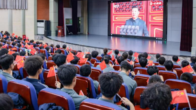 让爱国主义精神在师生心中牢牢扎根