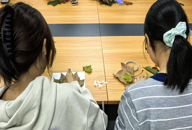 开展“秋色拼贴诗集”创意实践活动 (3).png