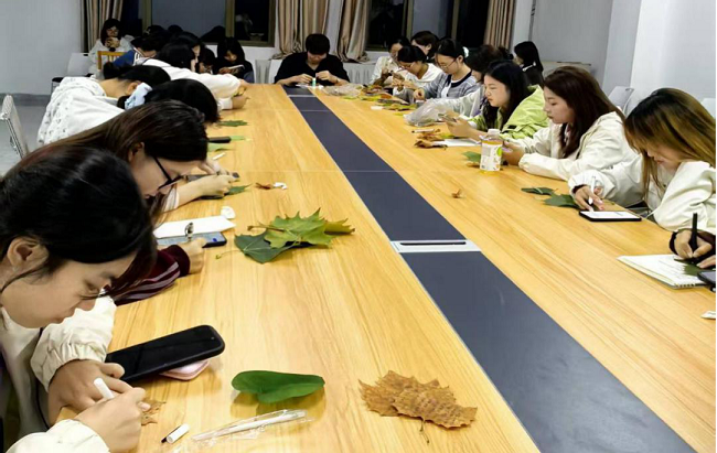 开展“秋色拼贴诗集”创意实践活动 (2).png