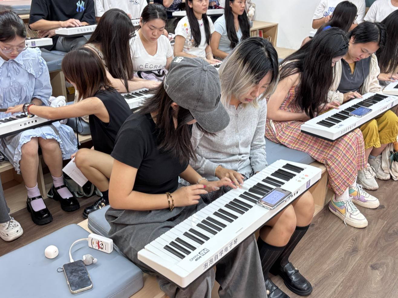 同学们尝试练习电子琴（来珂维摄）.png