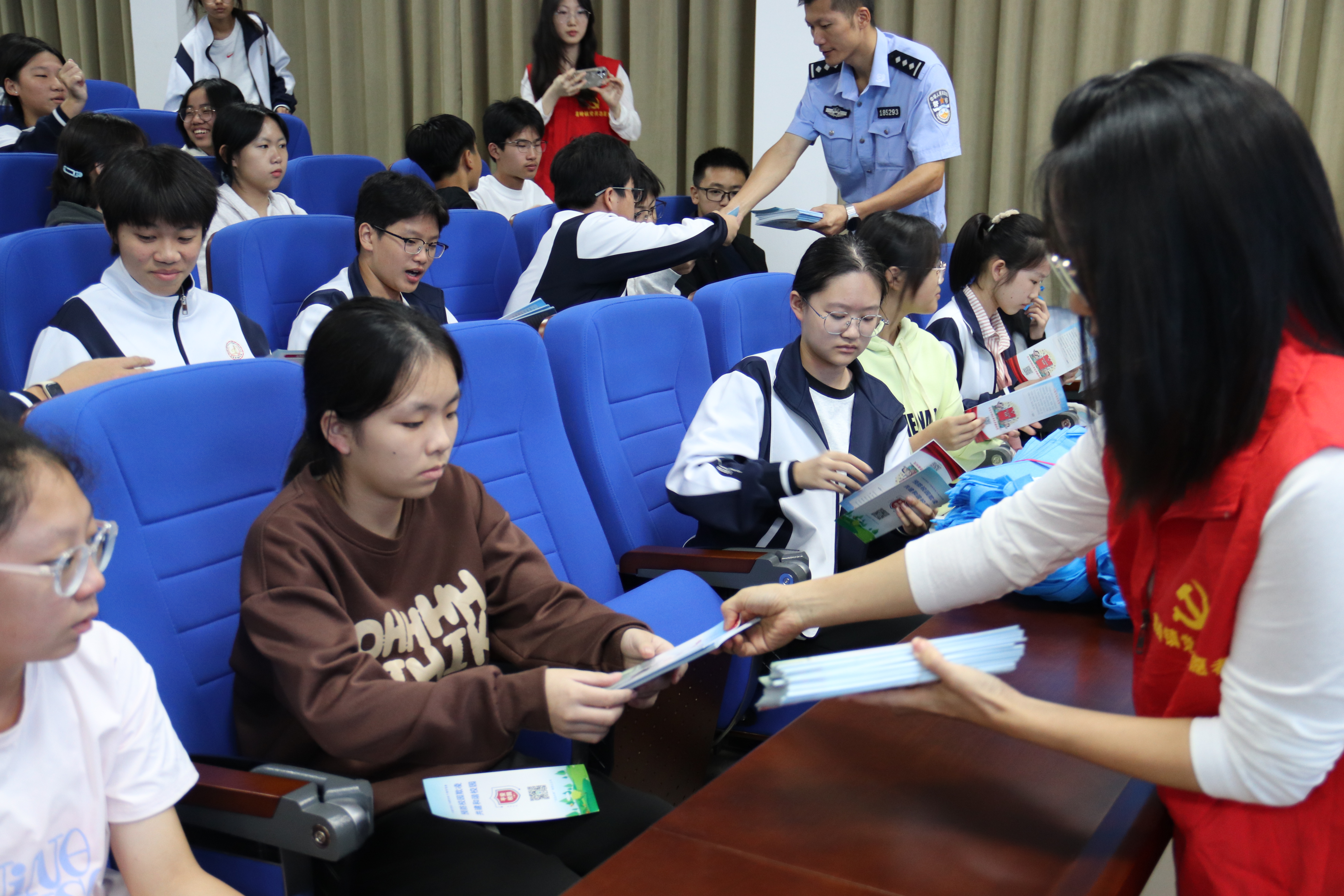 发放宣传手册1.JPG 发放宣传手册1.JPG