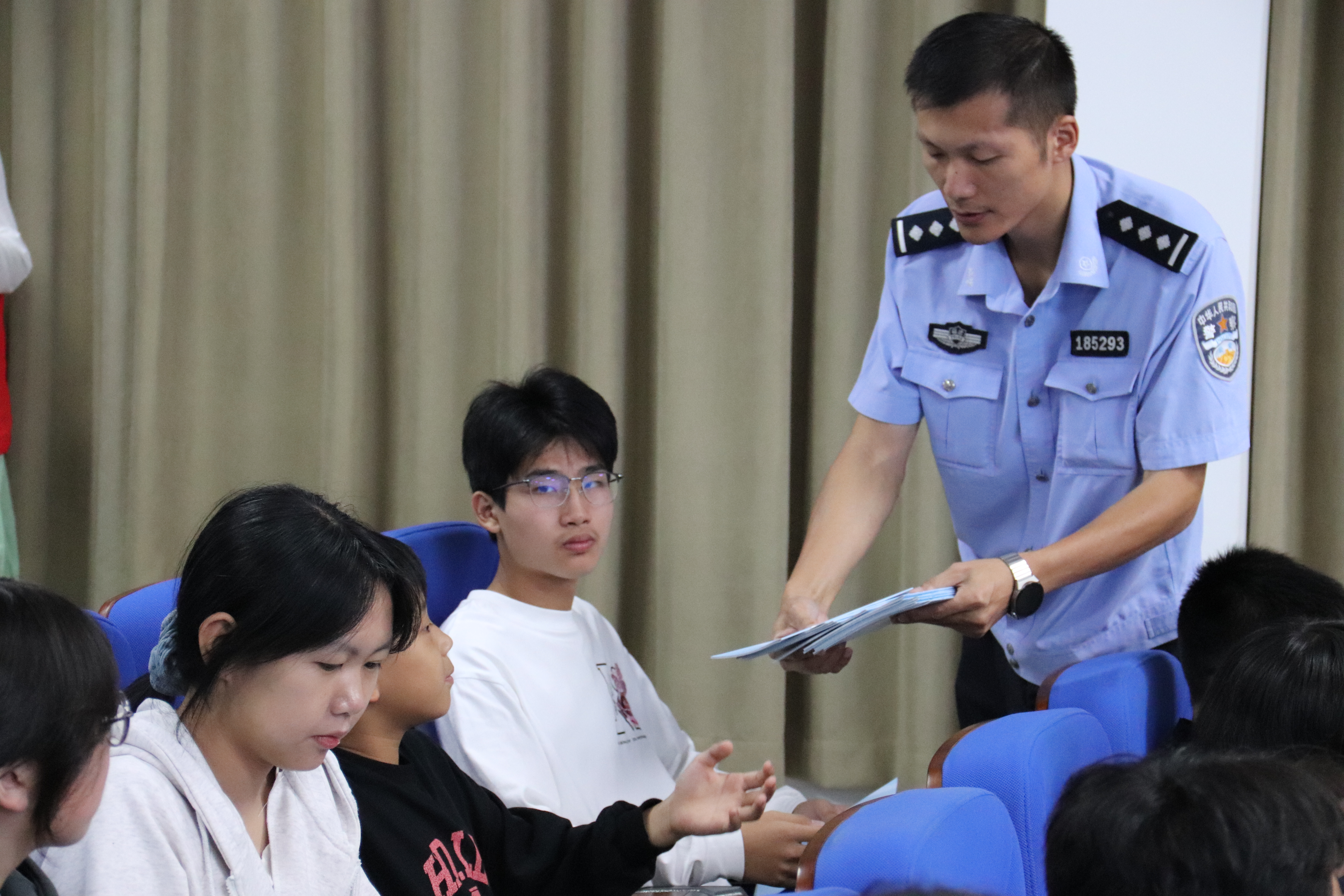 发放宣传手册.JPG 发放宣传手册.JPG