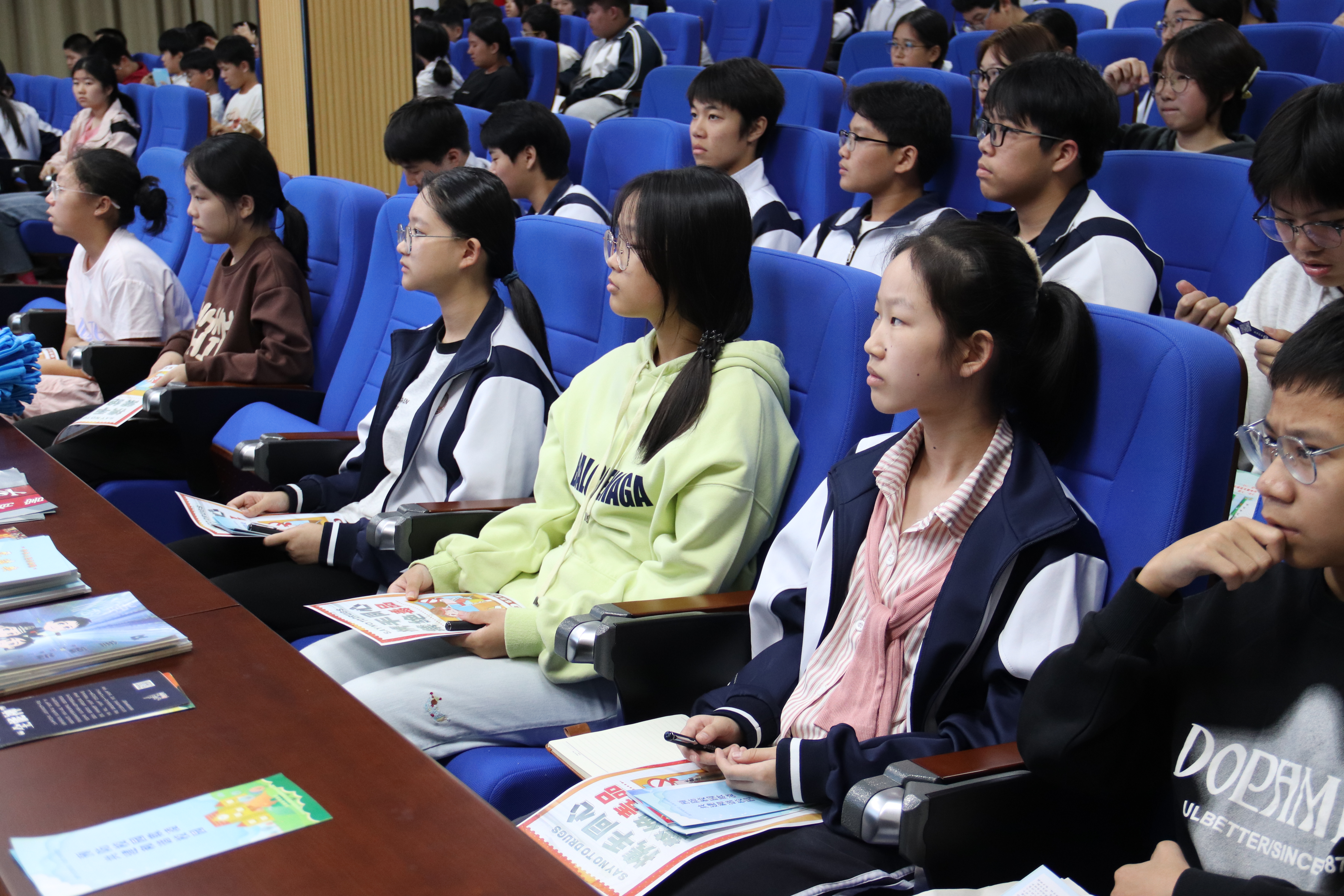 学生认真听讲.JPG 学生认真听讲.JPG