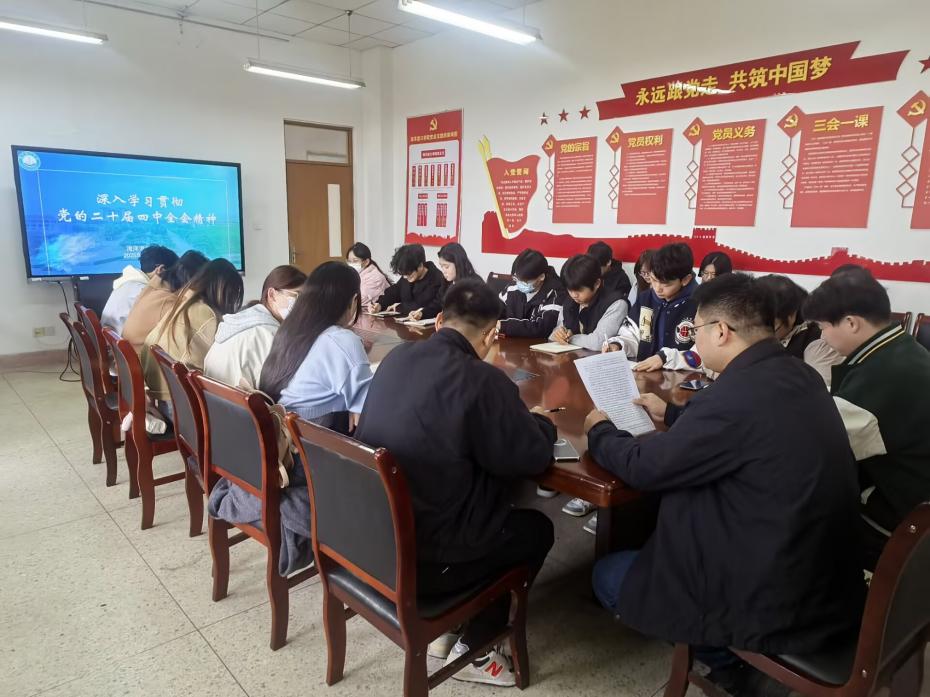 青春锚定深蓝志 热议全会向未来——海洋港口学院学生党支部深学细悟党的二十届四中全会精神.jpg
