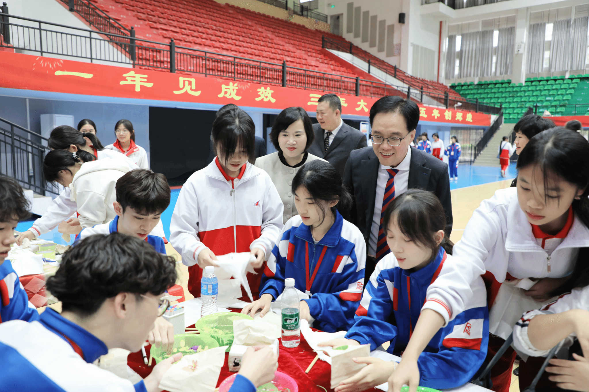 两校师生交流互动现场.png 两校师生交流互动现场.png