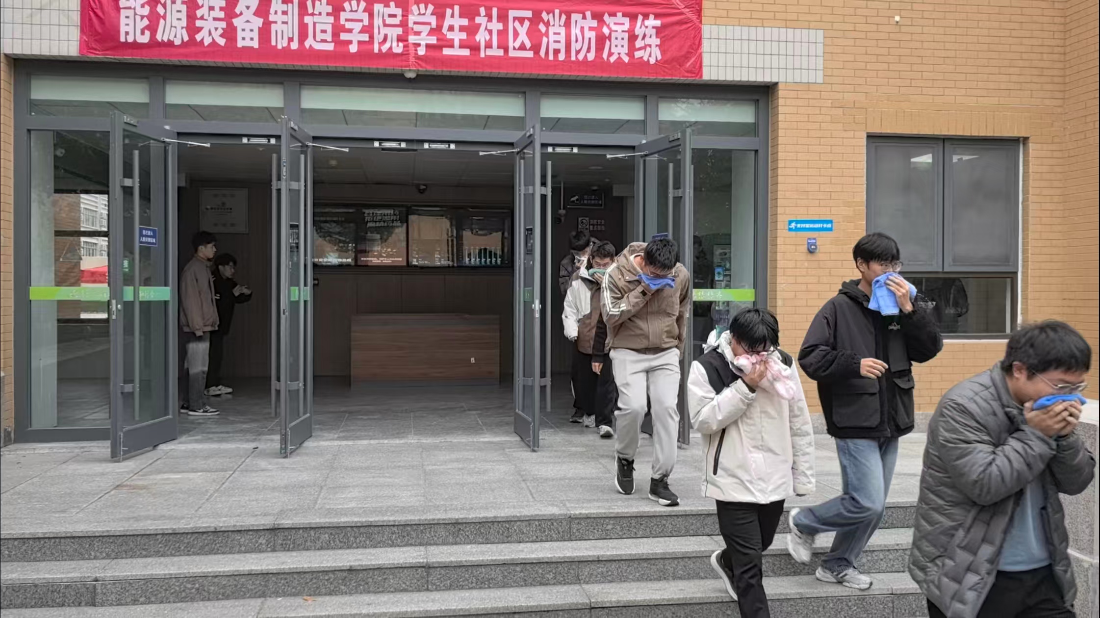 能源装备学院消防演练25.10 (1).jpg